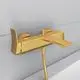 Badearmatur in gebürstetem Gold von Ideal Standard mit Wandmontage, Wasserhahn und Brauseschlauch für eine Dusche oder Badewanne.
